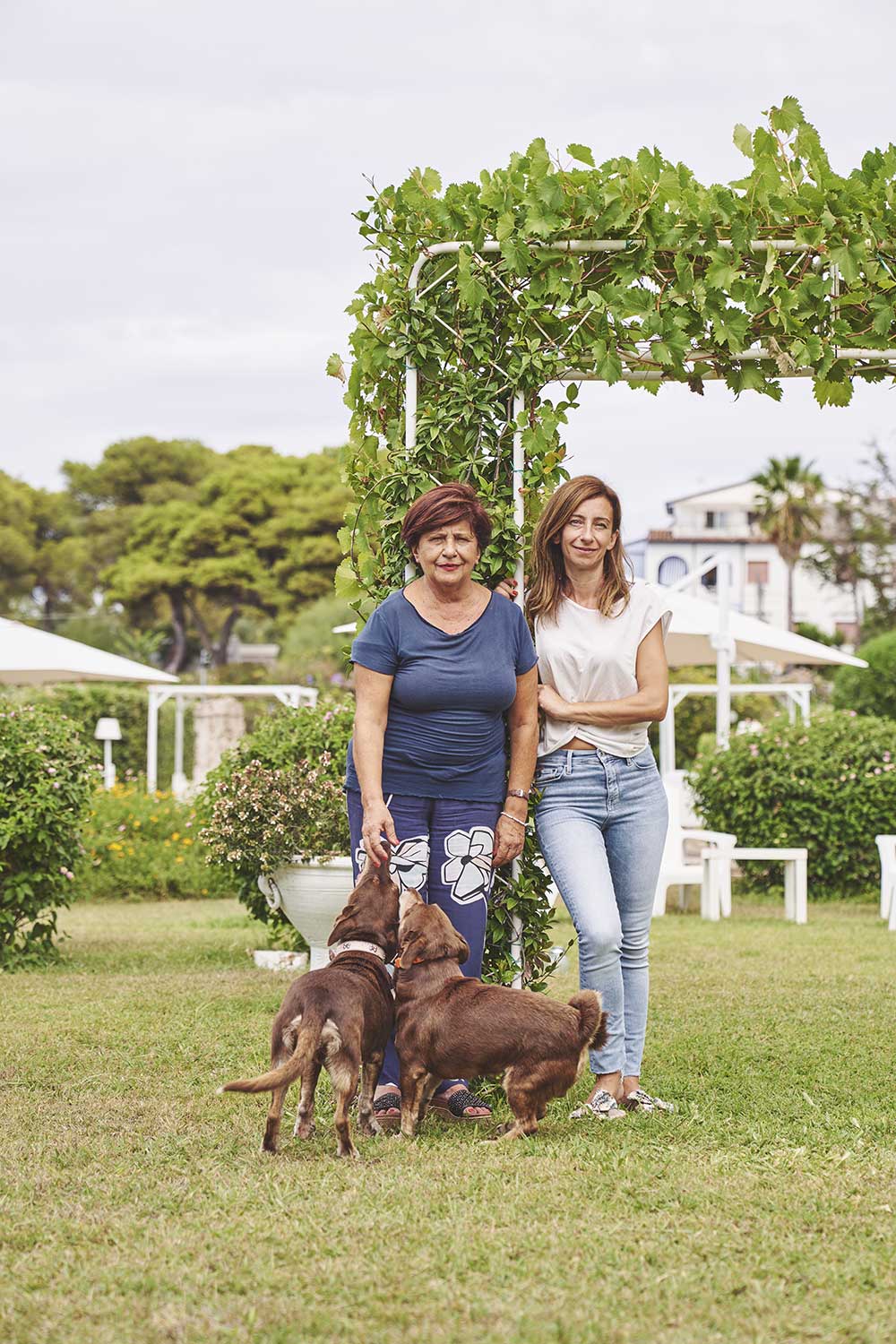 Manuela e sua mamma posano con i cani in giardino